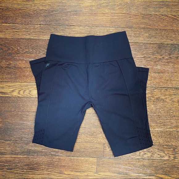 Fabletics, High-Waisted, Perforated 7/8 Legging - Picture 7 of 9